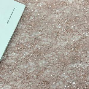Tissu en dentelle brodée extensible irrégulière de qualité supérieure avec paillettes brillantes, base en maille douce et respirante pour robe de soirée, vêtements de luxe - Product Image 1