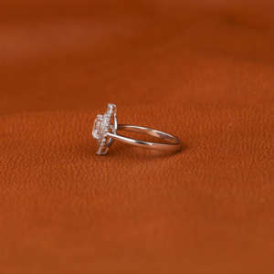 Anillo de Compromiso de Oro Macizo de 18 quilates, Diamante de Corte Redondo y Baguette, Libre de Conflictos, Doble Halo, Diseño Starburst, Anillo Chapado en Oro - Product Image 3