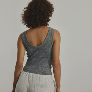Camiseta sin mangas gris de punto acanalada para mujer con logotipo personalizado, camiseta sin mangas holgada con ribete acanalado y cuello redondo para mujer - Product Image 2