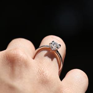 Anillo de compromiso de solitario de CZ blanco de corte redondo de 5mm Anillo de promesa de 4 puntas clásico de plata - Product Image 5