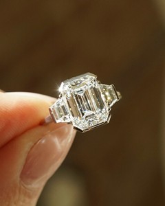 Anillo de Bodas de diamante de laboratorio de tres piedras 4,0 Ctw Anillo de diamante cultivado en laboratorio de corte esmeralda Anillo de compromiso de oro blanco de 14K Regalo para ella - Product Image 4