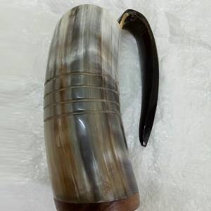 Tazas de cerveza grandes y resistentes hechas a mano con cuerno son populares para servir cerveza en festivales, restaurantes y reuniones familiares. - Product Image 1