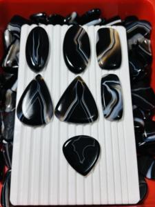 พลอยอาเกตสีดำธรรมชาติคุณภาพสูง รูปทรงคละแบบ ขายส่งโดยตรงจากผู้ผลิต สำหรับทำเครื่องประดับ ราคาขายส่ง - Product Image 3