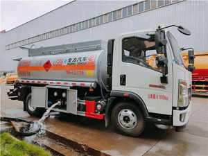 Camion-citerne à carburant d'occasion 4x2 de 6000 L de capacité à vendre au Japon à bon prix - Product Image 6