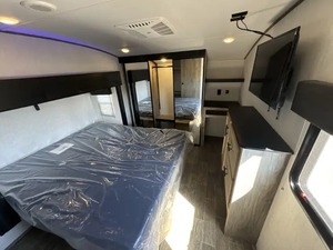 Remolque RV Cherokee Arctic Wolf 3550 Suite Fo-r-e-s-t- Ri-ver 2022 USADO EN BUEN ESTADO, listo para la venta - Product Image 3