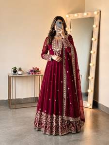 Robe de soirée en georgette avec magnifique broderie et sequins, avec jupe et dupatta en georgette, entièrement cousue, prête à porter. - Product Image 6