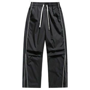 Pantalon de survêtement blanc surdimensionné pour homme, coupe large, avec empiècements latéraux contrastants noirs et détails de passepoil, taille à cordon de serrage – Vente en gros personnalisée - Product Image 1