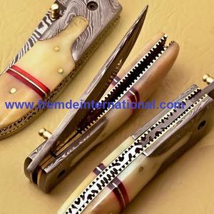 Cuchillo plegable de acero de Damasco y refuerzo grabado en latón Cuchillo plegable de bolsillo hecho a mano - Product Image 3