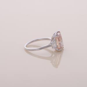 Anillo de Lujo con Tres Piedras de Diamante Cultivado en Laboratorio, Corte Radiante de 4.15ct, Oro Amarillo, Blanco y Rosa de 14K, Chapado en Rodio - Product Image 4