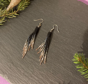 Pendientes de borla de cuentas de vidrio ombré hechos a mano en terciopelo negro mágico y champán rosa, pendientes colgantes bohemios ligeros de bronce para la noche - Product Image 1