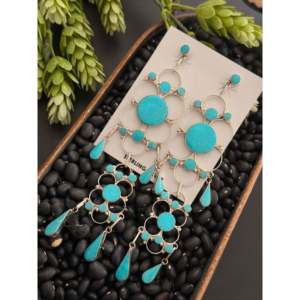 Boucles d'oreilles pendantes Zuni faites à la main en turquoise de Kingman et argent sterling, design géométrique - Product Image 4