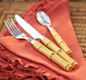 Ensemble de couverts en acier inoxydable élégant et abordable avec poignées ergonomiques en bois conçues pour une utilisation quotidienne confortable - Product Image 1