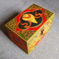 Boîte à bijoux tibétaine artisanale Asthamangal en bois de teck, 6x5x3 pouces, intérieur doublé de velours, système de verrouillage traditionnel, serrure à clé