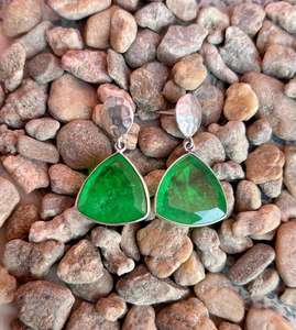 Boucle d'oreille en argent sterling 925 péridot faite à la main Belle boucle d'oreille pour femme Belle boucle d'oreille en pierre verte. - Product Image 1