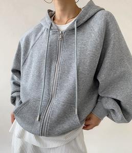 Chándal de invierno personalizado de alta calidad para mujer con logotipo bordado con capucha y apliques perfumados - Product Image 4