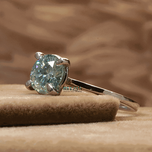 Bague de fiançailles style solitaire avec diamant rond bleu pour femme - Product Image 4