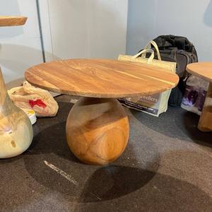 Tables à manger modernes en bois de manguier antique avec des cadres métalliques dorés et noirs, décoration de maison de luxe écologique - Product Image 1