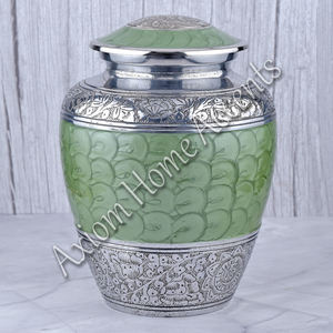 Urne funéraire élégante en aluminium fabriquée à la main avec un souvenir commémoratif au design moderne par Axiom Home Accents - Product Image 6