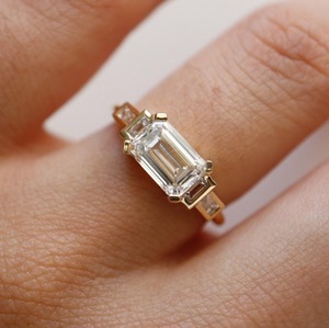 Bague de fiançailles en diamant de laboratoire taille émeraude 2,20 carats, style cluster, or jaune, bague de mariage émeraude est-ouest, bijoux de mariée raffinés - Product Image 1