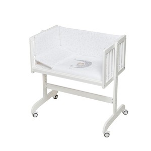 Lit bébé au design moderne en bois de hêtre blanc, modèle MINANA, avec literie, housse de protection et matelas BEAR SLEEPING-GRAY pour bébés et enfants - Product Image 1