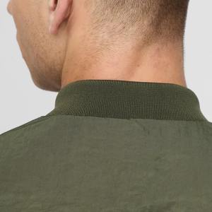 Veste bomber streetwear légère surdimensionnée pour homme, en satin respirant, taille plus, avec poches cargo, hiver 2026 - Product Image 6