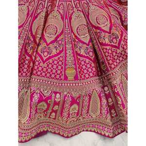 Magnifique Lehenga Choli de mariage en soie brodée rose - Product Image 4