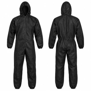 Combinaison de protection noire à capuche, vêtement de travail intégral avec fermeture éclair sur le devant et poignets élastiques pour une utilisation sécurisée - Product Image 1