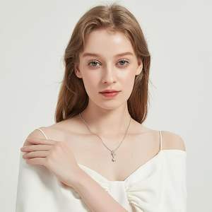 Collar con colgante de lazo de cinta de moissanita de plata 925 - Product Image 1