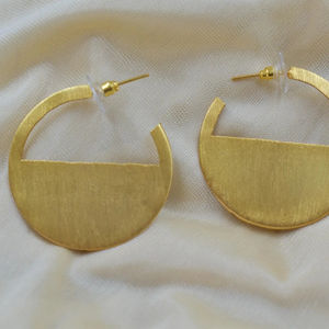 Los últimos pendientes de latón ligeros chapados en oro hechos a mano al por mayor para niñas y mujeres - Product Image 1