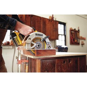 Sierra Circular Inalámbrica de 7-1/4 Pulgadas con Kit de Freno, 20V MAX*, Fuente de Alimentación Portátil a Batería para Cortar Madera, Metal y Azulejos, para Uso Industrial y Bricolaje - Product Image 2