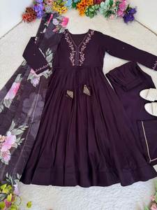 Acheter Robe en soie romaine de style ANARKALI avec Dupatta à vendre Élégante couleur violet clair col en V uni et chic - Product Image 6