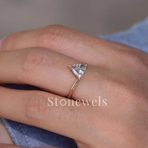 Bague de Fiançailles, d'Anniversaire, de Promesse ou Alliance en Or/Argent avec Moissanite Solitaire Taille Trillion 0,50 Carat, Style Religieux - Product Image 3