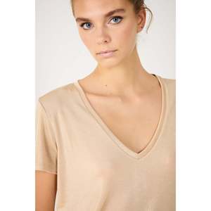 เสื้อยืดคอวีแบบเรียบหรู - Product Image 4