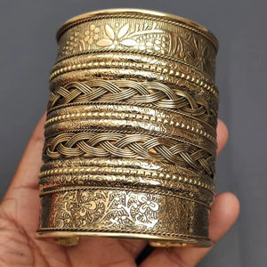 กำไลข้อมือดีไซน์ทำด้วยมือของขวัญสำหรับเพื่อนเจ้าสาวสร้อยข้อมือเรซินสีน้ำเงินและสีแดงทำด้วยมือที่ไม่เหมือนใครไอเดียของขวัญ - Product Image 1