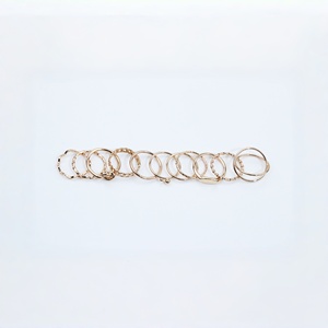 Elegante Juego de Anillos Chapados en Oro - Anillos Apilables Minimalistas con Diseños Únicos - Product Image 2