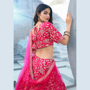 La mayoría de las ventas Magenta Pink Banarasi Lehenga en seda brocada con intrincado trabajo Zari ropa nupcial india tradicional de la India - Product Image 1