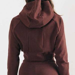 Haut court à capuche pour femme en coton uni pour l'hiver avec logo personnalisé sur le devant, tricot athlétique à manches longues pour la salle de sport et le fitness - Product Image 3