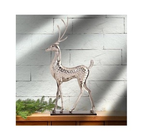 Centre de table de Noël avec éléments décoratifs en métal pour une présentation chaleureuse et accueillante de la maison de vacances - Product Image 1