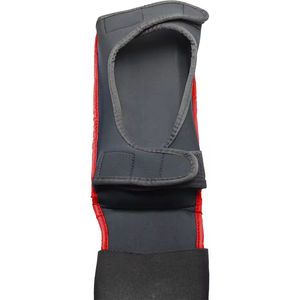 สินค้าใหม่มาถึงแล้ว! สนับแข้งฟุตบอลสำหรับผู้ใหญ่ ทำจากหนังแท้ บริการ OEM ระบายอากาศได้ดี น้ำหนักเบา ป้องกันอย่างมีประสิทธิภาพ ผลิตตามสั่งในประเทศปากีสถาน - Product Image 4