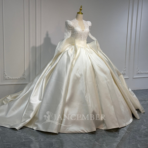 XS267 Elegante Vestido de Novia Moderno con Cuello en V, Color Marfil, Satén, Bordado de Encaje, Estilo Princesa, con Cola Capilla, Flores y Cristales - Product Image 3