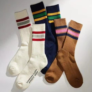 Calcetines Deportivos Premium con Diseño Gráfico, Estilo Urbano, Transpirables, de Algodón, para Uso Diario, Diseño Moderno para Marcas de Moda, Venta al por Mayor y Menor - Product Image 1