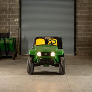 Véhicule utilitaire John Deere Gator XUV590 de qualité supérieure, conçu pour les tâches lourdes avec une maniabilité fiable. - Product Image 6