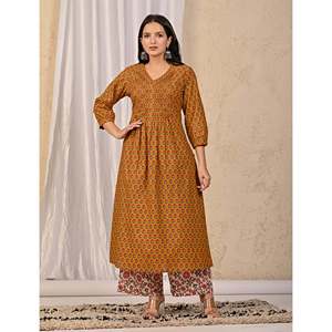 Ensemble Kurta et pantalon en coton moutarde avec décoration plissée et imprimé au bloc - Product Image 6