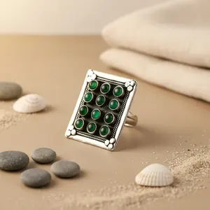 Anel de Prata Feminino com Pedras Verdes, Padrão Geométrico, Superfície Brilhante, Platina e Ródio para Promessas - Product Image 1