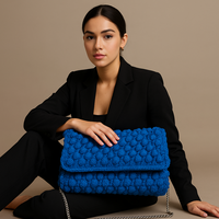 Embrayage en crochet bleu royal artisanal Bold Elegance pour la muse moderne