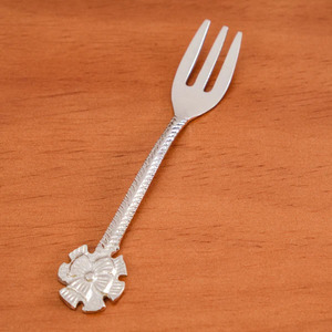 Cuillère à couverts en laiton argenté faite à la main avec design en relief pour cuisine et restaurant Cuillère à dîner personnalisée à vendre - Product Image 4