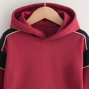 คอลเลคชั่นเสื้อผ้ากันหนาวแบบ Color Block พร้อมกระเป๋าแบบจิงโจ้ สำหรับการสั่งซื้อจำนวนมาก สไตล์ลำลอง พร้อมบริการออกแบบโลโก้ตามสั่ง เพื่อความสบายและทรงหลวม - Product Image 2