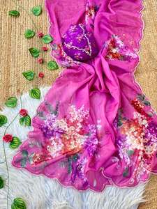 Sari en soie Teby pure et douce avec de magnifiques motifs floraux et broderies Moti faites à la main, bordure épaisse, séchage rapide et sans plis, idéal pour les occasions festives - Product Image 3