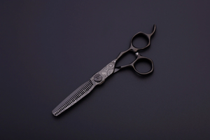 Tijeras de corte de pelo Tijeras de adelgazamiento de salón de peluquería de acero inoxidable para el hogar profesional con logotipo personalizado - Product Image 3