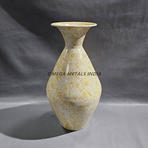 Vases minces en métal de vente chaude avec la surface texturisée foncée vintage et la conception gravée artistique pour les espaces de maison et de bureau modernes - Product Image 4